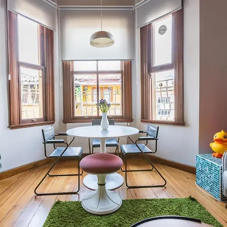 아파트 Colorful House W/ View Close To Everywhere. 이스탄불