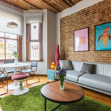 아파트 Colorful House W/ View Close To Everywhere. 이스탄불